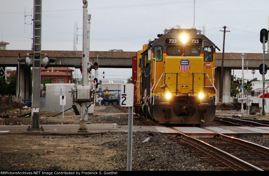 UP 733 approaching yard